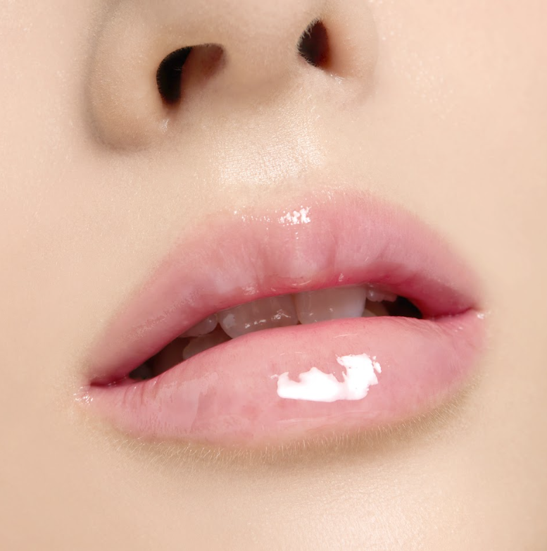 Close-up of moist, glossy, clear lips after applying Nooni applecoco lip oil