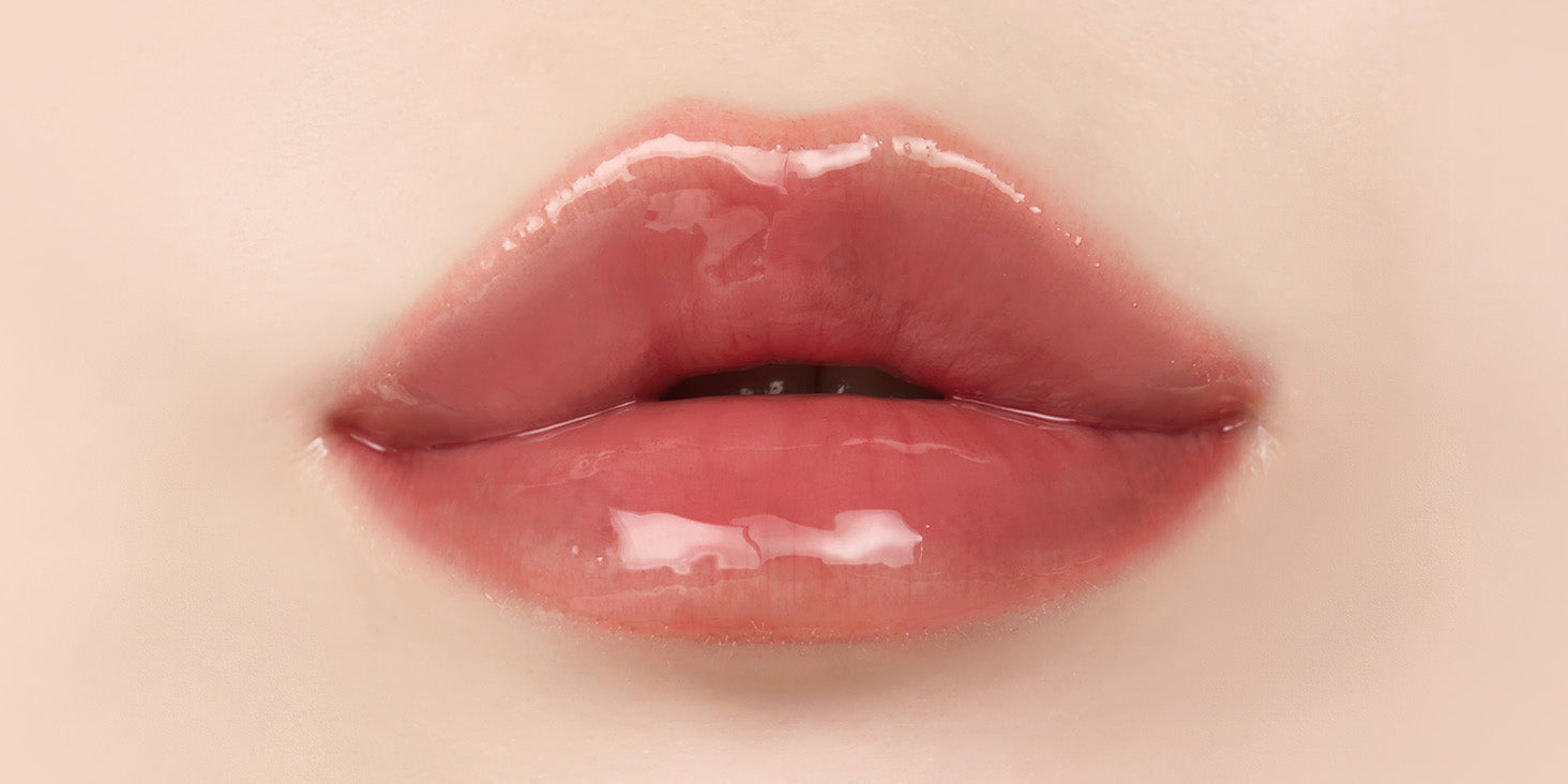 Close up of lips after applying nooni applevanilla lip oil with glossy shine and hydrated appearance.